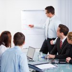seminarleiter mit seinem team