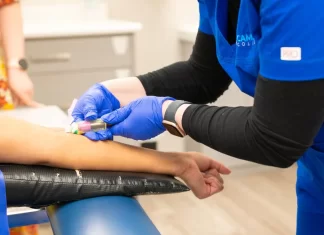 Kiedy lepiej pobrać krew z palca, a kiedy z żyły? lab-med.pl - 214-kiedy-lepiej-pobrac-krew-z-palca-a-kiedy-z-zyly.webp
