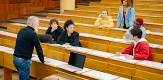 Jak wybrać wykładowców, którzy pomogą Ci się rozwinąć? sopocka.edu.pl - 201-jak-wybrac-wykladowcow-ktorzy-pomoga-ci-sie-rozwinac.webp