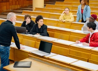 Jak wybrać wykładowców, którzy pomogą Ci się rozwinąć? sopocka.edu.pl - 201-jak-wybrac-wykladowcow-ktorzy-pomoga-ci-sie-rozwinac.webp